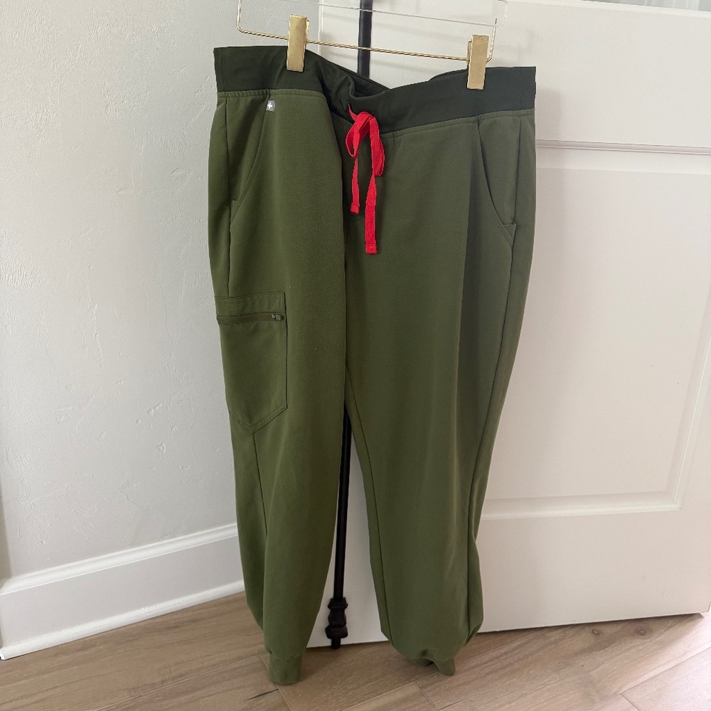 FIGS Zamora DARK OLIVE Jogger Scrub Pants - Size Large Petite